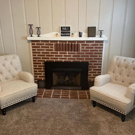 Downtown 2 Bedroom Cottage, Sleeps 6, Walking Distance To Honeywell, Downtown Restaurants, Shopping Wabash Kültér fotó